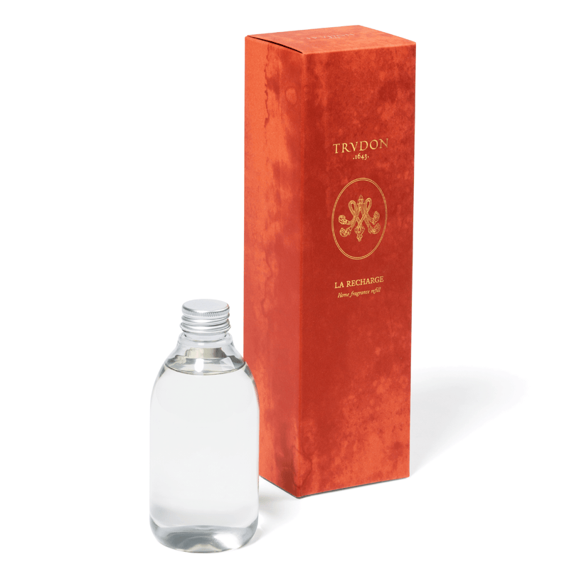 Floral and fruity refill set for Trudon diffuser. It comprises a 300ml bottle enclosed in a red velvet packaging